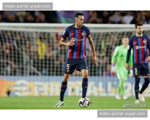 特写镜头：老将布斯克茨在比赛第300分钟被换下，全场起立鼓掌